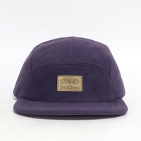 Casquette de camping unisexe en polaire à 5 panneaux avec logo en cuir personnalisé et embossé, visière plate, pour l'hiver et l'extérieur – Vente directe usine