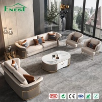 Ensemble de salon moderne avec finitions dorées, canapé en cuir véritable et table basse en marbre, personnalisation complète pour villa et projets hôteliers