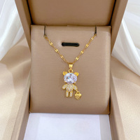 Collier Ours Mignon en Cuivre Plaqué Or 18K Style Tendance avec Pendentif Ours Animal en Zircon Diamant Brillant et Chaîne en Acier Inoxydable Bambou