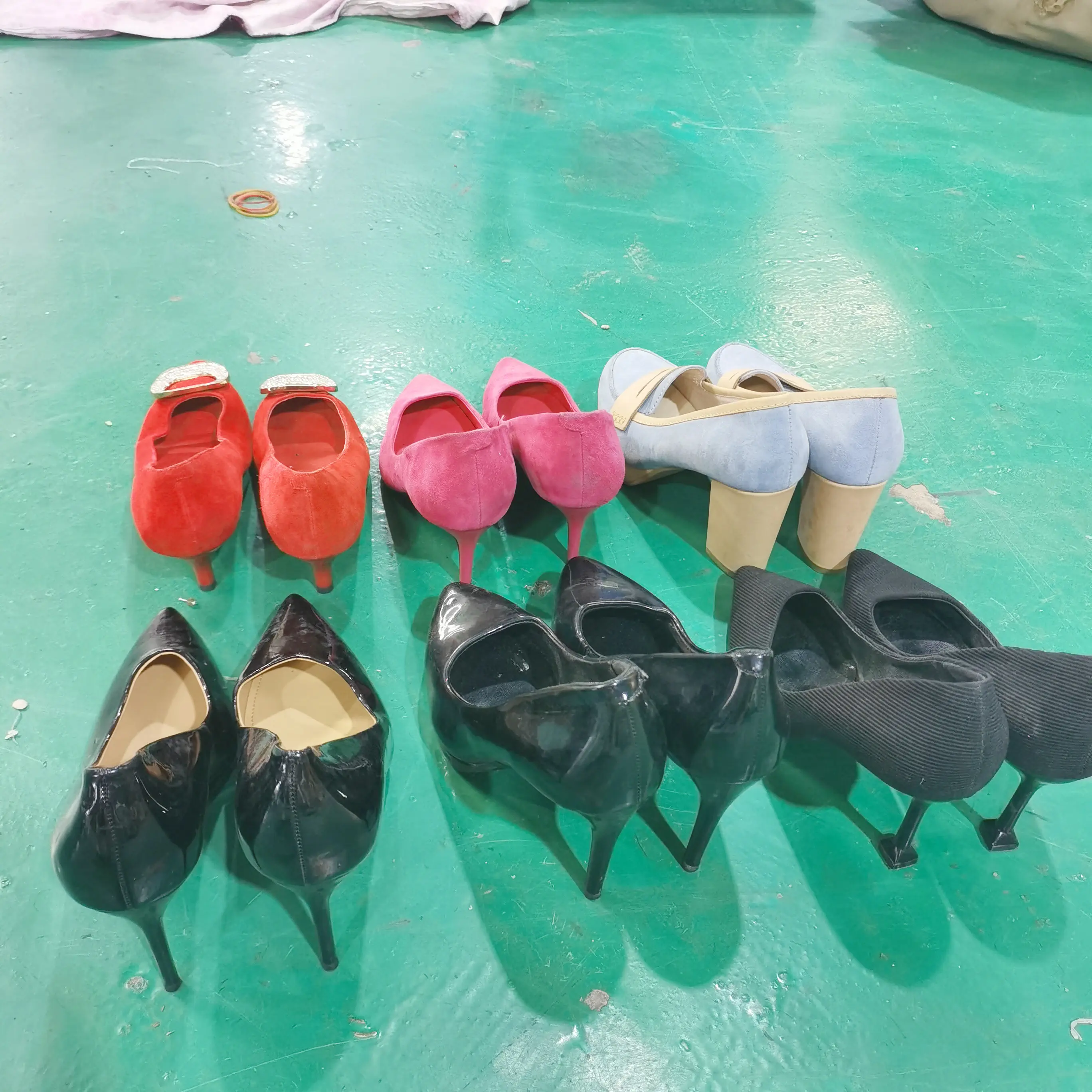 ハイヒール靴2023ベールで使用される中国の安い工場の靴