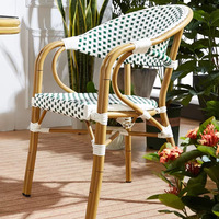 Ensemble de salle à manger d'extérieur de style français en rotin tressé avec table ronde en verre et 4 chaises à bras pour café, restaurant, hôtel