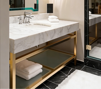 Meuble sous-vasque en bois et laiton satiné avec pieds personnalisés, bureau de maquillage de luxe avec pieds dorés pour coffre en marbre Calacatta