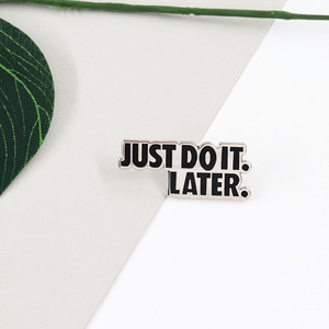 Lo haré más tarde con un pin esmaltado en inglés, un regalo para procrastinadores. - Product Image 1