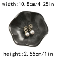 Plateau de présentation en céramique en forme de trèfle pour bagues, boucles d'oreilles, clés et petits objets. Idéal pour le bureau, l'entrée ou la décoration intérieure.