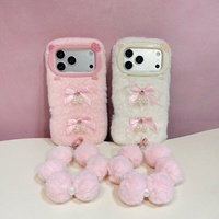Coque de téléphone antichoc en TPU avec oreilles de chat en peluche, nœud perlé et dragonne pompon moelleuse pour iPhone 15 16 17 Pro Max