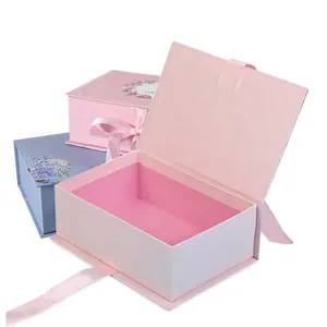 리본으로 포장하는 주문 분홍색 신부 들러리 결혼식 책 모양 선물 상자