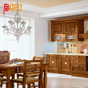 منتج جديد تصميم فاخر من الخشب الصلب على الطراز الأوروبي لخزائن المطبخ باللون البني - Product Image 1