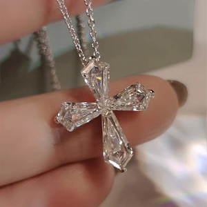 Collana con Ciondolo in Cristallo per Donne, Choker Lussuoso Scintillante, Gioiello Elegante e alla Moda per Uso Quotidiano - Product Image 1