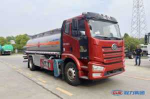 Camión Cisterna de Aleación de Aluminio Usado Chengli FAW J6L 4X2 para Transporte de Diésel con Almacenamiento de Combustible - Product Image 5