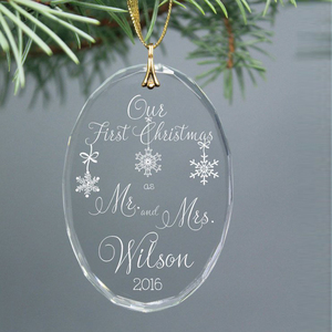 Ornamento Natalizio Ovale in Cristallo Trasparente Intagliato a Mano 'Primo Natale Mr & Mrs' Portafortuna per Albero di Natale - Product Image 1