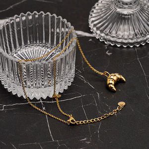 Venta al por mayor 14K chapado en oro joyería de acero inoxidable <span class=keywords><strong>Mini</strong></span> rayas cuernos de buey colgante declaración para mujeres accesorios collar P243453 - Product Image 5