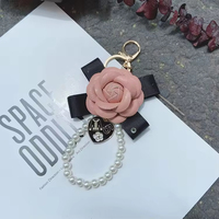 Gantungan Kunci Kulit PU Mutiara Elegan Motif Camellia Pita Buatan Tangan Liontin Tas Wanita Gantungan Kunci Bunga Kulit Pita