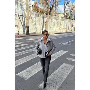 Chaqueta Gris Cruzada para Mujer con Detalle de Bolsillo Único - Product Image 3