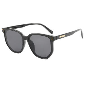 Gafas de Sol para Mujer Qianai, Montura Grande, Lentes de PC con Protección UV400, Remaches Punteados Irregulares, Estilo Urbano, Gafas de Sol de Moda - Product Image 2