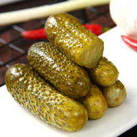 Cornichons de concombre croustillants biologiques épicés aigres tranchés conservés plat végétarien huile salée eau saumure conservée en vrac emballée