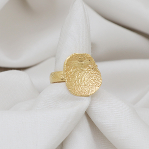 Anillo contemporáneo con acabado texturizado chapado en oro y plata de ley 925, joyería chapada en oro de 18 quilates - Product Image 3