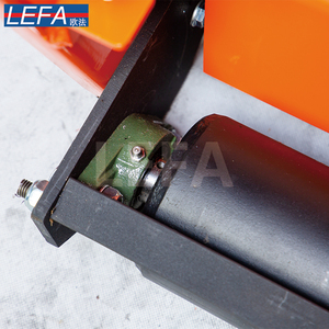 Desbrozadora de Martillos para Tractor Pequeño de 15-40HP con Accionamiento por Toma de Fuerza y Enganche de 3 Puntos en Venta - Product Image 4