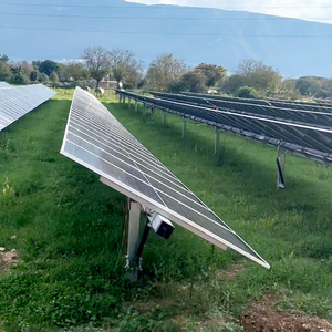 Traqueur <span class=keywords><strong>solaire</strong></span> à axe unique 3MW Système de suivi automatique PV à un axe Kits de montage au sol Rayonnage pour panneaux solaires Suivi du soleil - Product Image 1