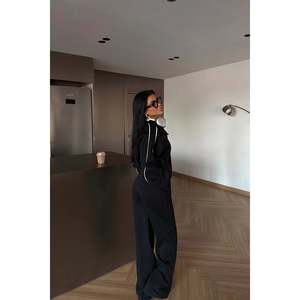 Ensemble de jogging décontracté pour femme enceinte, coupe XL, coupe-vent et respirant, avec capuche, détails rayés vintage noirs, logo imprimé, idéal pour l'hiver - Product Image 3