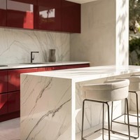 Meubles de cuisine modernes sur mesure en bois laqué rouge brillant, cuisine modulaire avec îlot en marbre et évier