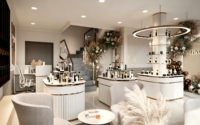 Aménagement intérieur de magasin de beauté de luxe sur mesure, présentoirs de cosmétiques modernes de style français avec éclairage LED et installation clé en main