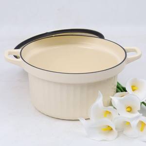 <span class=keywords><strong>Pentola</strong></span> <span class=keywords><strong>in</strong></span> <span class=keywords><strong>Ghisa</strong></span> <span class=keywords><strong>Smaltata</strong></span> Bianca Color Latte da 24cm Grande Capacità Design Europeo per Gas e Induzione <span class=keywords><strong>Pentola</strong></span> per Zuppe e Stufati - Product Image 2