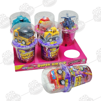 Tasse trempée de biscuit de confiture de chocolat de fraise avec des jouets de voiture