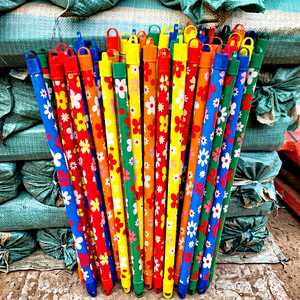 Material de Madera de Eucalipto / Mango de Escoba de Madera con Diseño Floral, de Buena Calidad, Impermeable, Duradero y Ecológico, en Venta - Product Image 1