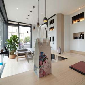 ถุงบรรจุภัณฑ์อาหารแบบฉนวนกันความร้อนหรูหราเป็นมิตรกับสิ่งแวดล้อม ราคาโรงงาน พร้อมลายตัวอักษร ทำจากผ้าไม่ถักทอ สำหรับทำถุงแบบใช้ซ้ำได้ - Product Image 1