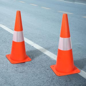 CITICITY Paquete de 4 Conos de Seguridad Reflectantes Naranjas de 18 Pulgadas, Conos de Plástico para Señalización de Tráfico, Estacionamiento, Precaución, Construcción y Práctica de Conducción - Product Image 5