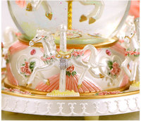 Carrousel de boîte à musique en résine avec boule de cristal Décoration d'ornement de mariage créative Idée de cadeau d'anniversaire alimentée par batterie