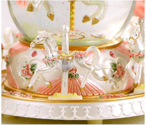 Carrusel de caja de música de resina con bola de cristal, decoración creativa de adorno de boda, Idea de regalo de cumpleaños alimentada por batería - Product Image 6