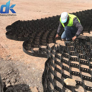 Géocellule <span class=keywords><strong>de</strong></span> stationnement flexible et extensible en HDPE noir pour la protection des racines d'arbres et la stabilisation du <span class=keywords><strong>gravier</strong></span> des parkings - Product Image 1