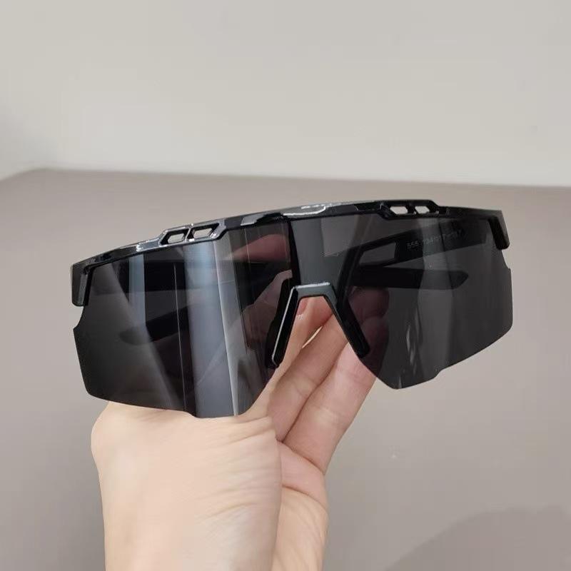 สีดำและสีเทา