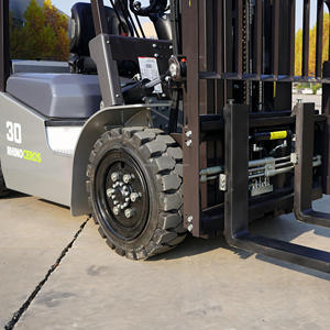 Carrello Elevatore Completamente Elettrico Rhinoceros CPD30 2.5 Tonnellate 4WD con Batteria agli Ioni di Litio e Accessorio Rotante per Uso Portuale - Product Image 4