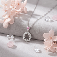 Collar con Colgante de Corazón ZG Dainty Heart CZ, Diseño de Corona Abierta con Borde Festoneado y Brillante para Mujer