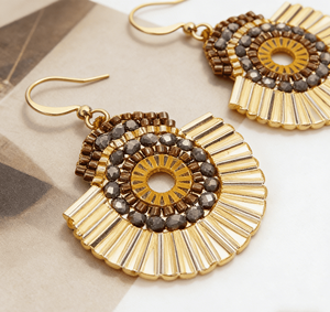 Boucles d'oreilles pendantes tissées à la main en acier plaqué or 18 carats avec perles de riz Miyuki, style ethnique bohème classique - Product Image 1