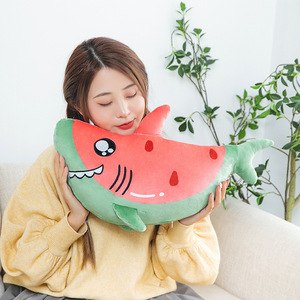 Almohada de tiburón sandía divertida y creativa, juguete de peluche para niña grande, almohada para dormir junto a la cama - Product Image 5