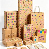Ensemble de boîtes cadeaux et sacs cadeaux en papier kraft sur le thème des anniversaires, imprimé étoiles colorées, emballage en papier brun recyclable, cadeaux de fête