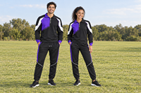 Ensemble d'entraînement de football personnalisé avec veste zippée et pantalon, blocs de couleurs d'équipe et placement graphique avec noms de joueurs individuels