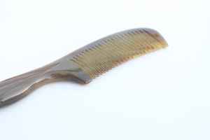 หวีผมทำจากเขาควายแบบดั้งเดิม ผลิตจากเขาควายธรรมชาติ ดีไซน์ฟันหวีเรียบ สำหรับผู้ชายและผู้หญิง ใช้สำหรับจัดแต่งทรงผมทุกวัน - Product Image 6