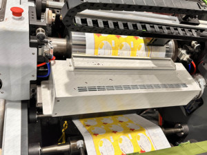 Macchina da stampa <span class=keywords><strong>Flexo</strong></span> per etichette di carta adesiva tipo pila automatica ad alta velocità per carta per etichette adesive - Product Image 5