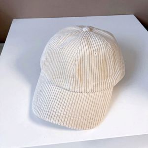 Casquette en velours côtelé 6 panneaux unisexe beige, non structurée, avec logo personnalisé et broderie sur mesure, style mode hiver sport, fermeture snapback - Product Image 5