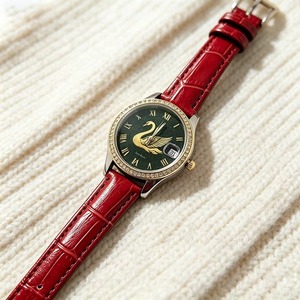 Montre esthétique pour femme vert foncé, design symbole cygne, chiffres romains, motif bambou, bracelet en cuir pour la mode européenne - Product Image 3