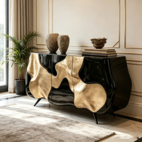 Buffet en fibre de verre avec incrustations dorées irrégulières, corps ondulé noir brillant, pieds en métal fins, armoire de rangement à 3 portes pour la maison