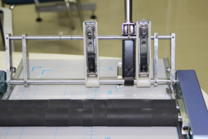 Uving 8200 máquina para hacer folletos manual ajustada máquina de encuadernación de costura de libros - Product Image 6