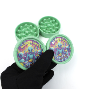BEYOU LABS Broyeur à herbes sèches rond en plastique avec design alien coloré bleu vert violet blanc noir style moderne - Product Image 5