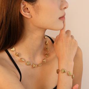 Collar Personalizable al por Mayor con Colgante de Corazón Texturizado en Acero Inoxidable Chapado en Oro PVD de 18K, Joyería de Moda - Product Image 3