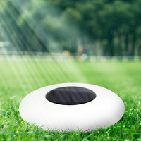 Lumières flottantes LED colorées sur l'eau