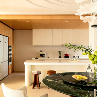 Grandes portes d'armoires de cuisine en bois massif de luxe français, dorées à la main, sur mesure pour toute la maison